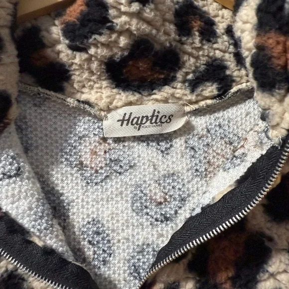 Haptics Sherpa women’s sweater animal print size small - Picture 13 of 14